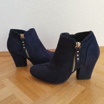 Modri gležnarji Graceland