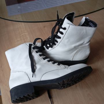 NEW LOOK LONDON BELI GLEŽNARJI 39