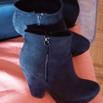 NIZKI SEMIŠ ŠKORNJI Z VISOKO PETO