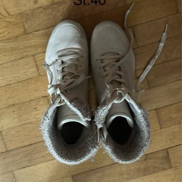 Obutev za v šolo. Skechers.