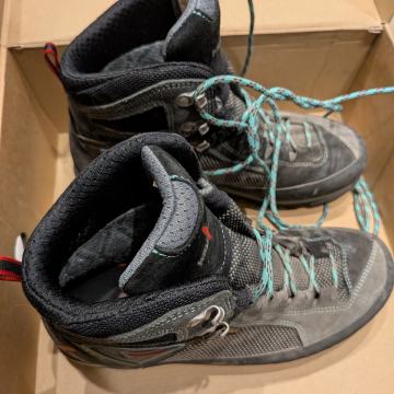 Pohodni čevlji 40.5 velikost