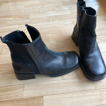 PRODAM črne gležnarje št 37