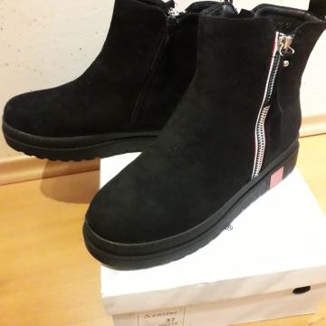 Prodam NOVE črne (z rdečimi linijami) gležnarje nizka peta v.37 22 EUR