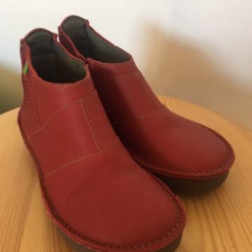 PRODAM NOVE rdeče gležnarje znamke EL NATURALISTA, št. 37