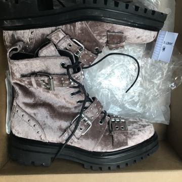 Roza-bež semiš gležnarji bulerji Janet & Janet, št. 40