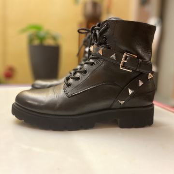 Steve Madden gležnarji št. 40