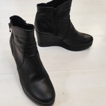 TAMARIS št. 40 pravo usnje gležnarji s polno peto KOT NOVI