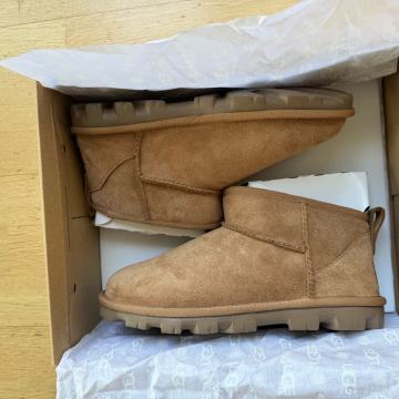 UGG Essential ultra mini vel. 38