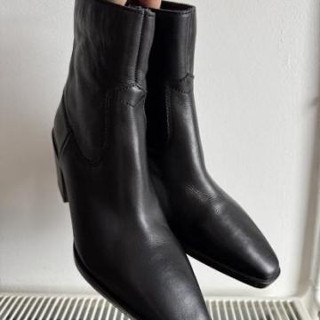 Novi usnjeni gležnarji Mango 37