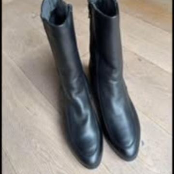 Novi, usnjeni gležnarji