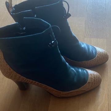 Usnjeni gležnarji, št.38, odlično ohranjeni