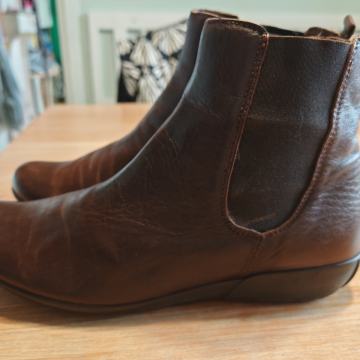 Usnjeni gležnjarji 39 številka