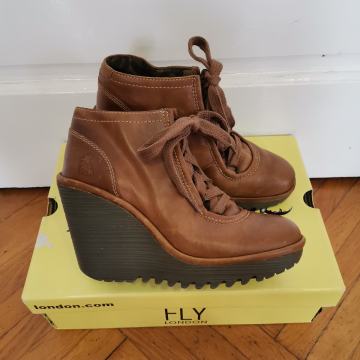 Usnjeni gležnjarji Fly London, vel. 39