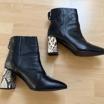 Usnjeni gležnjarji s peto