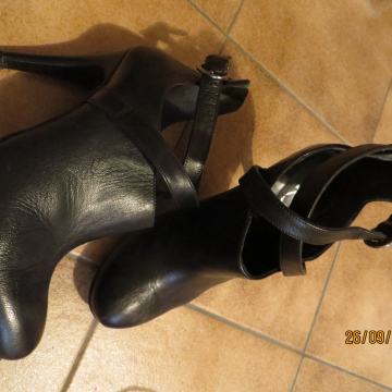 Usnjeni modni gležnjarji št. 38