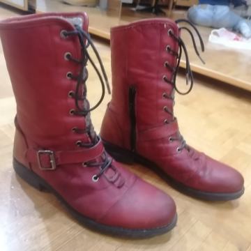 Usnjeni rdeči škornji - gležnarji št. 38