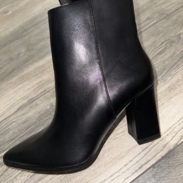 Usnjeni Ženski Gležnarji