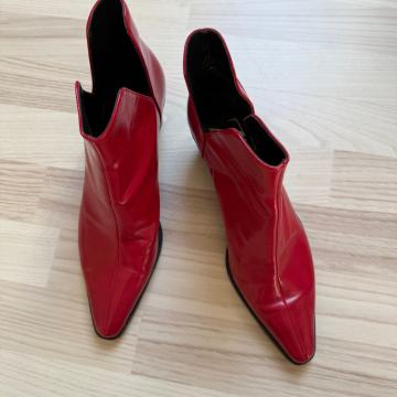 Zara rdeči gležnarji