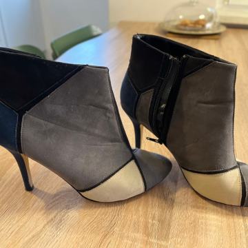 Ženski čevlji Bata, velikost 40