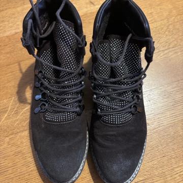 ženski čevlji velikost 38