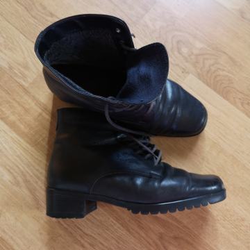 Ženski črni usnjeni gležnarji, št. 38