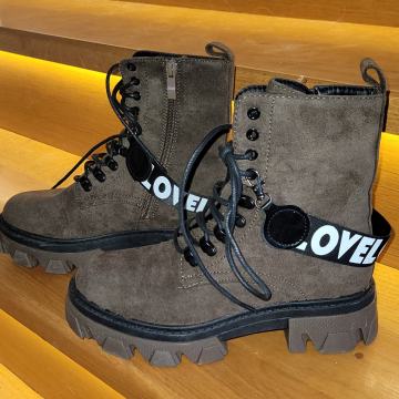 Ženski gležnarji 37, novi