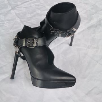 Ženski gležnarji Sergio Rossi, vel. 36