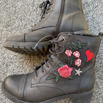 Ženski polvisoki čevlji št. 40