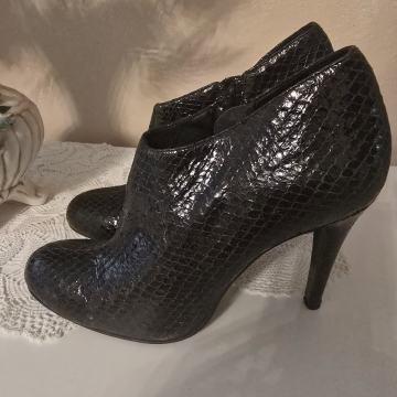 Ženski usnjeni  elegantni gležnarji št.41