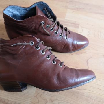 Ženski usnjeni gležnarji številka 37