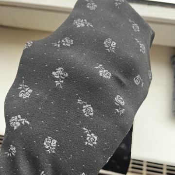 Hlacne nogavice Calzedonia, velikost S, črne s sivimi rožicami