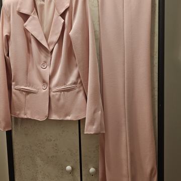 Eleganten roza hlačni kostim – kot nov