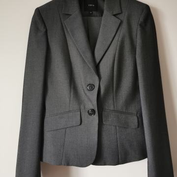 Eleganten ženski hlačni kostim znamke Zero