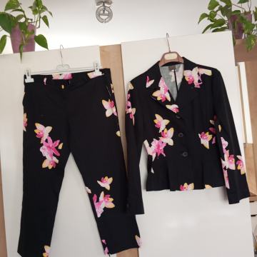 IMPERIAL ČRNO CVETLIČNI HLAČNI KOSTIM 40