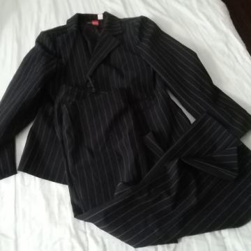 KOSTIM HLACNI ZENSKI V CRNI BARVI AGUZZO VELIKOT 44 CENA 22 EUR