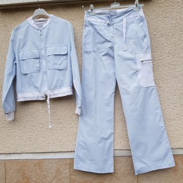 MODRO BEL HLAČNI KOSTIM 38/40