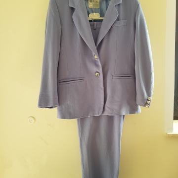 MURA LEONA LILA HLAČNI KOSTIM RUNSKA VOLNA 40/42