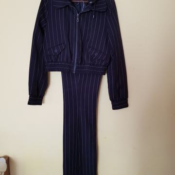 NOV ČRNO ČRTAST KPl HLAČE/JAKNA S/M - T.WAILL