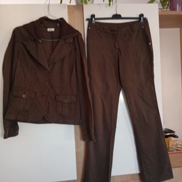 RJAVO ČRTAST HLAČNI KOSTIM 38/40