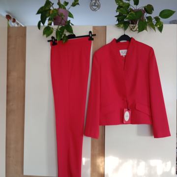 TIGGA NOV RDEČ HLAČNI KOSTIM Z ETIKETO MPC 199€ 36/38