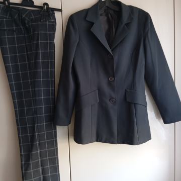 VERO MODA SIVO ČRTAST HLAČNI KOSTIM - KOT NOV 38