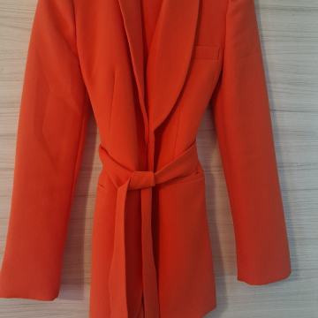 zara komplet hlačni kostim