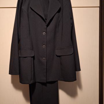 Ženski hlačni kostim 44