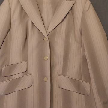 ženski hlačni kostum in žensko elegantno obleko