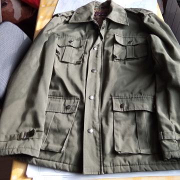 JAKNA, VETROVKA ŠPORTNO OPREMLJENA  Z SNEMLJIVO KAPUCO