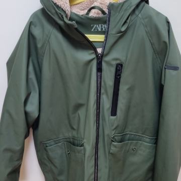 Podložena dežna jakna Zara št. 10 let