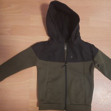 Tanjša jaknica za fante velikost 110cm