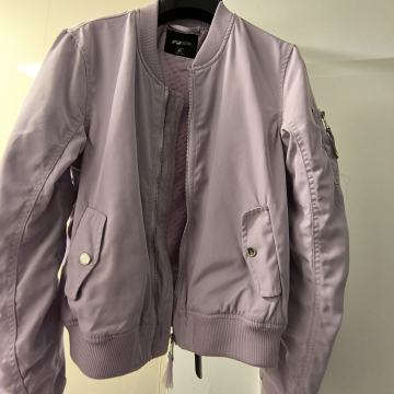 Tanjši bomber nežno lila št. XS (152)