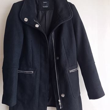 BERSHKA ČRNA TOPLA JAKNA XS
