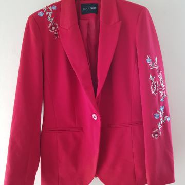 BODY FLIRT NOVA RDEČA JAKNA Z VEZENINO 38